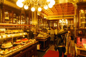 https://de.123rf.com/photo_139323788_vienna-austria-october-22-2017-vintage-interior-of-the-famous-confectionery-cafe-demel-the-inventor-.html?downloaded=1 Cafe Demel Sehenswürdigkeiten Wien